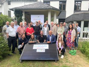 Ein Teil der Solarbotschafter des Kreises Neuwied kam kürzlich zum „Gipfeltreffen“ im Garten des Kreishauses zusammen. Landrat Achim Hallerbach und Klimaschutzmanagerin Janine Sieben riefen dabei die nächste Stufe aus: Das Projekt soll jetzt auch auf Wärmeberatung ausgedehnt werden. Foto: Kreisverwaltung Neuwied / Ulf Steffenfauseweh