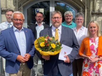 Jochen Meirich, Referatsleiter in der Sozialabteilung, tritt nach 31 Jahren bei der Kreisverwaltung in den Ruhestand. Darüber freuen sich mit ihm (von links) Martin Jung (Leitender staatlicher Beamter), Landrat Achim Hallerbach, Oliver Honnef (Refe-ratsleiter „Personal“), Kreis-Beigeordneter Michael Mahlert, Sozialabteilungs-Leiterin Agnes Ulrich und Büroleiterin Diana Wonka. Foto: Kreisverwaltung Neuwied / Ulf Steffenfauseweh