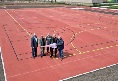 Nach sechs Monaten Bauzeit steht die Fertigstellung des neuen Außensportgeländes am WHG kurz bevor. v.l: Abteilungsleiter des Immobilienmanagements Rüdiger David, Landrat Achim Hallerbach, WHG Hausmeister Rainer Müller, zuständiger Projektleiter der Kreisverwaltung Christoph Horbert und der Erste Kreisbeigeordnete Michael Mahlert machten sich ein Bild des Bauprojektes. Foto:  Cemal Bilge (Kreisverwaltung Neuwied) 