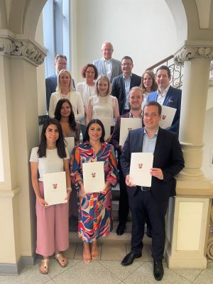 Landrat Achim Hallerbach, Büroleiterin Diana Wonka, Leitender staatlicher Beamter Martin Jung, Personalratsvorsitzende Birgit Eisenhuth und Vera Schwindenhammer (Personalmanagement) freuen sich mit den beförderten Kollegen: Christina Bickert, Rauschmbir Bilge, Julie Hermans, Samuel Neufeld, Nazmiye Ates, Marvin Banek und Stefan Henzel. Foto: Kreisverwaltung Neuwied / Ulf Steffenfauseweh