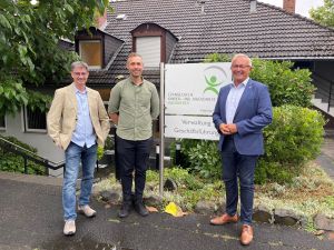 Vereinbarten eine enge, konstruktive Zusammenarbeit zwischen Einrichtung und dem Landkreis (v.l.n.r.): Kreisjugendamtsleiter Jürgen Ulrich, Vorstand Bent Herzog und Landrat Achim Hallerbach. 