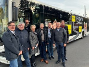 Foto: Allzeit gute Fahrt im neugestalteten Verkehrsnetz wünschen (von rechts) der Verkehrsdezernent des Rhein-Sieg-Kreises Tim Hahlen, Landrat Achim Hallerbach, der Verkehrsplaner des Rhein-Sieg-Kreises, Dr. Christoph Groneck, der Geschäftsführer der RSVG, Volker Otto, Abteilungsleiterin Planung und ÖPNV Helga Zoltowski, der 1. Kreisbeigeordnete und Verkehrsdezernent Michael Mahlert sowie der Bürgermeister der Verbandsgemeinde Linz, Frank Becker.  Foto: Thomas Herschbach 