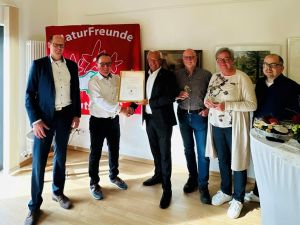 Herzlichen Glückwunsch zu 100 Jahren NaturFreunde Leutesdorf! Seine Gratulation an den Verein um seinen Vorsitzenden Joachim Schimikowski verband Landrat Achim Hallerbach mit dem Appell, das Engagement des Vereins für Natur und Umwelt zu unterstützen – einem Ansinnen, das auch Verbandsbürgermeister Jan Ermtraud gerne teilen konnte. Foto: Beate Kerres