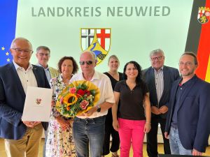 Bildunterschrift: Feierstunde im Kreishaus v.l.: Landrat Achim Hallerbach, Abteilungsleiter „Jugend und Familie“ Jürgen Ulrich, Personalratsvorsitzende Birgit Eisenhuth, Rainer Temming, Simone Höhner, Nesrin Uslu, 1. Kreisbeigeordneter Michael Mahlert und Referatsleiter „Sozialer Dienst“ Uwe Kukla. Foto: Martin Boden (Kreisverwaltung Neuwied)