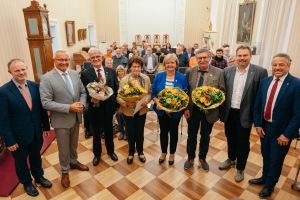 v.l.n.r.: Neuwieder OB Jan Einig, Landrat Achim Hallerbach, Dr. Wolfgang Stollhof, Anneliese Bennau, Gabriele Kurz, Ferdinand „Ferdi“ Wittlich, Bürgermeister VG Asbach Michael Christ und Bürgermeister der VG Rengsdorf Waldbreitbach Hans-Werner Breithausen. Im Hintergrund Familien und Freunde der geehrten. 