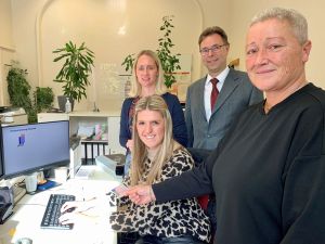 Auch Büroleiterin Diana Wonka und der leitende staatliche Beamte der Kreisverwaltung Neuwied Martin Jung sowie die Mitarbeiterinnen freuen sich über den Direktversand in Sachen Umtausch oder Verlängerung des Führerscheins. Foto: Thomas Herschbach 
