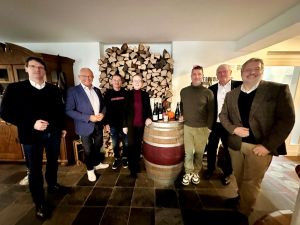 Foto: Setzen sich vereint für eine länder-, kreis- und branchenübergreifende interkommunale Zusammenarbeit ein: Die Landräte Achim Hallerbach (Kreis Neuwied, 2.v. links) und Sebastian Schuster (Rhein-Sieg-Kreis, 2. v. rechts) mit (von links) WFG-Geschäftsführer Harald Schmillen, Hubertusburg-Geschäftsführer Alexander Klimetzki, der Chefin der Rhein-Sieg-Kreis Wirtschaftsförderung, Regina Rosenstock, Markenentwickler Oliver Weber und Naturgenuss-Projektleiter Jörg Hohenadl. Foto: Thomas Herschbach