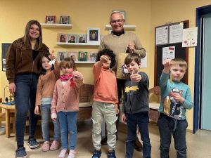 Foto: Im „Spatzennest“, der Kita in Dernbach, überreichte Landrat Achim Hallerbach den kleinen Kunsthandwerkerinnen und Kunsthandwerkern einige Überraschungstüten und dankte den Mädchen und Jungen herzlich für die kreative Ausgestaltung des Weihnachtsbaum-Schmucks im Kreishaus.  Foto: Thomas Herschbach