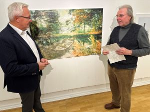 Landrat Achim Hallerbach mit Prof. Dr. Lars Ulrich Schnackenberg; einem der Kreativen, deren Werke auf der Jahreskunstausstellung zu sehen sind. Foto: Thomas Herschbach