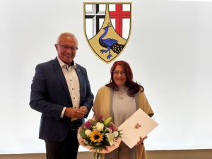Foto: Nach 43 Dienstjahren wurde Bettina Veith-Werner von Landrat Achim Hallerbach in den Ruhestand verabschiedet. Foto: Thomas Herschbach