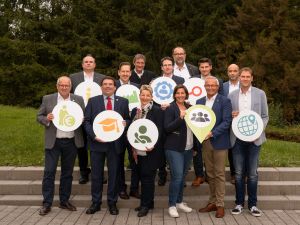 v.l. Landrat Dr. Peter Enders (AK), Martin Reitz (KHS RWW), Landrat Jörg Denninghoff (RLK), Ulf Hoffmann (KHS MR), Landrat Achim Schwickert (WW), Tanja Steeg (WFG RLK), Harald Schmillen (WFG NR), Richard Hover (IHK-RGS Montabaur), Katharina Schlag (WFG WW), Dominik Mono (Agentur für Arbeit NR), Landrat Achim Hallerbach (NR), Elmar Wagner (Agentur für Arbeit Montabaur), Lars Kober (WF AK) Es fehlen: Kristina Kutting (IHK-RGS Neuwied) und Daniela Becker-Keip (HwK) - Foto: Lara Stephan Fotografie, Dierdorf