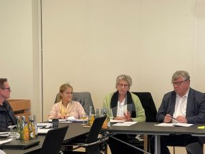 Foto: Der Vorsitzende des Sozialausschusses und Erster Kreisbeigeordneter Michael Mahlert, bedankte sich bei Birgit Boos und Roswitha Rosenmüller für den eindrucksvollen Bericht und den unermüdlichen Einsatz für ältere Menschen als Gemeindeschwesternplus. Foto: Martin Boden / Kreisverwaltung Neuwied