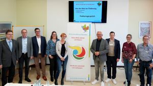 Foto: Das dritte Projekt-Treffen „Aufbau gesundheitsförderlicher Steuerungsstrukturen“ unter dem Titel "Gesund älter werden im Kreis Neuwied" diente dem Austausch von Fachpersonal aus Einrichtungen, Verwaltungen und ehrenamtlich engagierten Seniorenvertretern unter anderem auch mit Landrat Achim Hallerbach und Bürgermeister Peter Jung. Foto: Martin Boden / Kreisverwaltung Neuwied