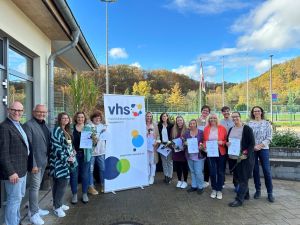 Foto: Mit den elf zertifizierten Teilnehmerinnen und Teilnehmern freuten sich Landrat Achim Hallerbach, kvhs-Geschäftsführerin Simone Kirst und Seminarleiter Falk Gerlach über ein erfolgreiches Fortbildungs-Seminar. Foto: Thomas Herschbach