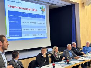 Einen soliden Haushaltsplan für das Jahr 2024 konnten Landrat Achim Hallerbach und Kämmerer Florian Hoffstadt den Mitgliedern des Kreisausschusses präsentieren. Der Kreistag entscheidet dann auf seiner Sitzung am 18. Dezember.  Foto: Thomas Herschbach