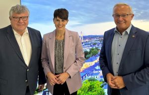 Foto: Landrat Achim Hallerbach und der 1. Kreisbeigeordnete Michael Mahlert hatten das Gespräch mit der neuen Vorsitzenden der Geschäftsführung der Agentur für Arbeit Neuwied, Stefanie Adam, bereits vor deren Dienstantritt am 1. Dezember gesucht. Foto: Thomas Herschbach