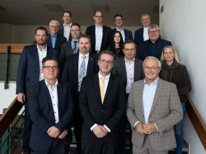 Foto: Auf Einladung von Landrat Achim Hallerbach traf sich der Staatssekretär im Ministerium für Familie, Frauen, Kultur und Integration Rheinland-Pfalz, Janosch Littig, mit den kommunalen Spitzen aus Landkreis, Landkreistag und Verwaltung zum Dialog über die Bewältigung der Folgen der hohen Zugangszahlen geflüchteter Menschen. Foto: Martin Boden / Kreisverwaltung Neuwied