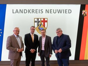Foto: Neben Staatssekretär Janosch Littig konnten Landrat Achim Hallerbach und der 1. Kreisbeigeordnete Michael Mahlert auch den geschäftsführenden Direktor des Landkreistages, Andreas Göbel, zum kommunalen Spitzengespräch zur Zuwanderung begrüßen. Foto: Martin Boden / Kreisverwaltung Neuwied