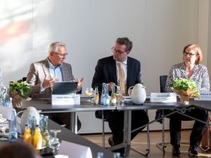 Foto: Im konstruktiven Dialog: die kommunalen Spitzen des Landkreises Neuwied sowie des Landkreistages und die Landesregierung, vertreten durch Staatssekretär Janosch Littig. Foto: Martin Boden / Kreisverwaltung Neuwied