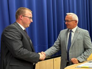 Foto: Am 1. Mai 2024 übernimmt Philipp Rasbach als Nachfolger von Michael Mahlert die Amtsgeschäfte als 1. Kreisbeigeordneter. Dies entschied der Kreistag auf seiner jüngsten Sitzung. Erster Gratulant war Landrat Achim Hallerbach. Foto: Thomas Herschbach 