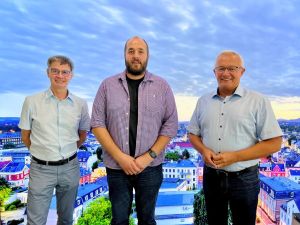 Foto: Zu einem Arbeitsgespräch traf sich Landrat Achim Hallerbach mit Lewin Hattenhauer (Mitte) und Jürgen Ulrich (links), dem Leiter des Kreisjugendamtes, um sich über den derzeitigen Stand der Planung zur Umsetzung des Ganztagsförderungsgesetzes zu informieren. Foto: Martin Boden (KV-Neuwied)