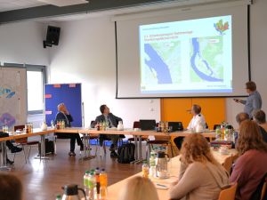 Foto: Den Ernstfall für den Umgang und die Bewältigung von Krisen-Szenarien probte der Verwaltungsstab des Landkreises Neuwied bei einem weiteren Arbeitstreffen. Schwerpunktthema in Straßenhaus waren Flutereignisse. Foto: Martin Boden / Kreisverwaltung Neuwied.