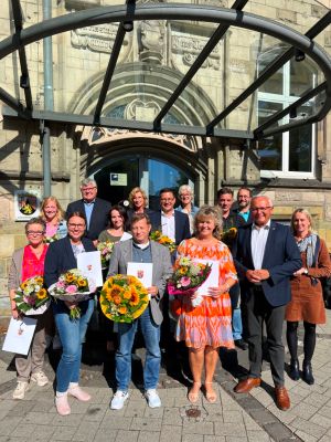 Foto: v.l.n.r.: Maria Zwiener, Barbara Keller, Martina Noll, 1. Kreisbeigeordneter Michael Mahlert, Kerstin Rude, Mechtild Laupichler, Klaus Flesch, Mario Becker, Christina Pfeiffer, Bettina Engers, Wolfgang Rauth, Uwe Kukla, Landrat Achim Hallerbach und Büroleiterin Diana Wonka. Foto: Martin Boden (Kreisverwaltung Neuwied)