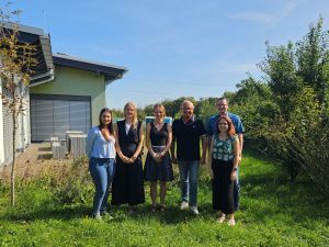 Saskia Rauert (Pflegekinderdienst Kreis Neuwied), Nadine Willms (Pflegekinderdienst Kreis Neuwied), Anastasia Wächter (Pflegekinderdienst Kreis Neuwied), Landrat Achim Hallerbach, Thomas Gunkel (Pflegekinderdienst Kreis Neuwied), Laura Wissing (Pflegekinderdienst Kreis Neuwied, v.l.n.r.)  Foto: Thomas Gunkel (Kreisverwaltung Neuwied)