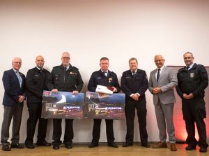 Foto: Flankiert von Landrat Achim Hallerbach, Verbandsbürgermeister Volker Mendel sowie BKI Holger Kurz und dessen Stellvertreter Volker Lemgen freuen sich die drei Geehrten aus den Feuerwehren der Verbandsgemeinde Puderbach über die jeweiligen Auszeichnungen. Foto: Wolfgang Tischler