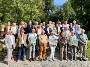 Bernd Willscheid, Landrat Achim Hallerbach und Dr. Reinhard Lahr mit Autoren und dem Redaktionsteam bei der Präsentation des neuen Heimat-Jahrbuch 2024 auf Monrepos. 