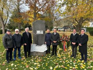 Foto: Gemeinsam mit Verbandsbürgermeister Frank Becker, Stadtbürgermeister Hans Georg Faust, Pfarrer Lothar Anhalt, Helmut Muthers, dem 1.Beigeordneten der Stadt Linz Helmut Muthers und Detlef Nonnen, 1.Beigeordneter der Verbandsgemeinde Linz sowie Mitgliedern des VdK gedachte Landrat Achim Hallerbach in Linz den Opfern von Gewalt. Foto: Dennis Swirsky