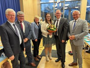 Foto:Landrat Achim Hallerbach und der gesamte Kreisvorstand mit Werner Wittlich, dem 1. Kreisbeigeordneten Michael Mahlert und Birgit Haas gratulierten Philipp und Alica Rasbach als erstes zur Wahl als neuer 1. Kreisbeigeordneter ab 1. Mai 2024.  Foto: Thomas Herschbach