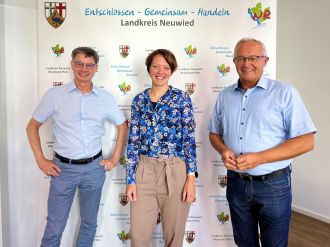 Landrat Achim Hallerbach (re) und Kreisjugendamtsleiter Jürgen Ulrich (li) begrüßen Charlotte Dückers als neue Koordinatorin „Jugendberufsagentur Plus“.