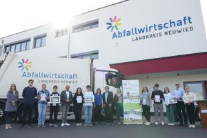 Foto: Landrat Achim Hallerbach, AöR-Vorstand Jörg Schwarz, Leiterin Öffentlichkeitsarbeit Andrea Berkholz von der Abfallwirtschaft, Klimaschutzmanagerin Janine Sieben sowie Klimaanpassungsmanagerin Angelina Zahn freuten sich mit Schülerinnen und Schülern der der preisgekrönten Sieger im Wettbewerb „Tabula Rasa“. Foto: Martin Boden (Kreisverwaltung Neuwied)