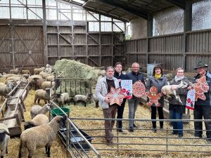 Foto: Die Produkte von Hof Meerheck stehen am 25. November von 10-18 Uhr im Mittelpunkt des adventlichen Stelldicheins in Neuwied Heimbach-Weis. Auf „Advent auf den Höfen“ mit vielen weiteren schöne Angebote der Naturgenuss Netzwerkpartner an den fünf Wochenenden vor Weihnachten freuen sich Werner und Marie-Theres Neumann (Naturgenuss-Erzeugerin Hof Meerheck), Harald Schmillen (WFG, Landrat Achim Hallerbach, Irmgard Schröer (Naturpark) und Jörg Hohenadl (WFG). Fotos: Thomas Herschbach