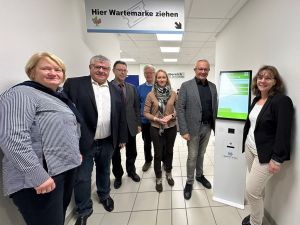 Foto: Ein Bild vom neuen Standort von Führerscheinstelle und Kfz-Zulassung machten sich der Kreisvorstand mit Landrat Achim Hallerbach, dem 1. Kreisbeigeordneten Michael Mahlert und den Beigeordneten Birgit Haas und Werner Wittlich sowie auch der Leitende Staatliche Beamte Martin Jung und Büroleiterin Diana Wonka. Foto: Thomas Herschbach