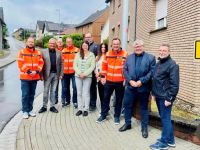 Die Verantwortlichen des Projekts trafen sich an der K58, um sich das Ergebnis der Straßensanierung anzuschauen. Von links: Sebastian Görlitz, Stv. Leiter Straßenmeisterei (SM) Neuwied, Landrat Achim Hallerbach, Reiner Lahr (Bauaufseher SM Linz), Michael Quirin (Leiter SM Neuwied), Christina Junk, Rüdiger David, Diana Minden (LBM Cochem-Koblenz), Bernd Cornely (Leiter LBM Cochem-Koblenz), Erster Kreisbeigeordnete Michael Mahlert und Konrad Peuling (Bürgermeister von Buchholz). 
