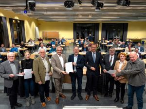 Foto: Alle für einen (Forderungskatalog) und mit Landrat Achim Hallerbach einer, der die Zusammenstellung für alle Teilnehmerinnen und Teilnehmer des Gipfeltreffens an die beiden Bundestagsabgeordneten Erwin Rüddel und Josef Oster überreichte. Foto: Martin Boden / Kreisverwaltung Neuwied. 
