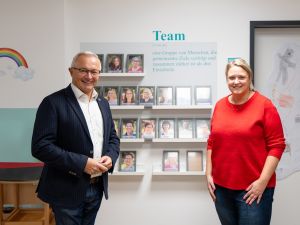 Foto: Die Leiterin der KITA „Regenbogenland“ in Niederbreitbach, Daniela Polifka, brachte Landrat Achim Hallerbach beim Ortstermin auch das erfolgreiche Bewegungs-Konzept nahe, das das Land-Rheinland-Pfalz mit einer Widmung als Konsultations-KITA würdigte. Foto: Martin Boden / Kreisverwaltung Neuwied.
