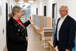 Von Daniela Polifka, Leiterin der KITA Regenbogenland in Niederbreitbach, ließ sich Landrat Achim Hallerbach die Erweiterungsmaßnahmen erläutern. Foto: Martin Boden/Kreisverwaltung Neuwied.