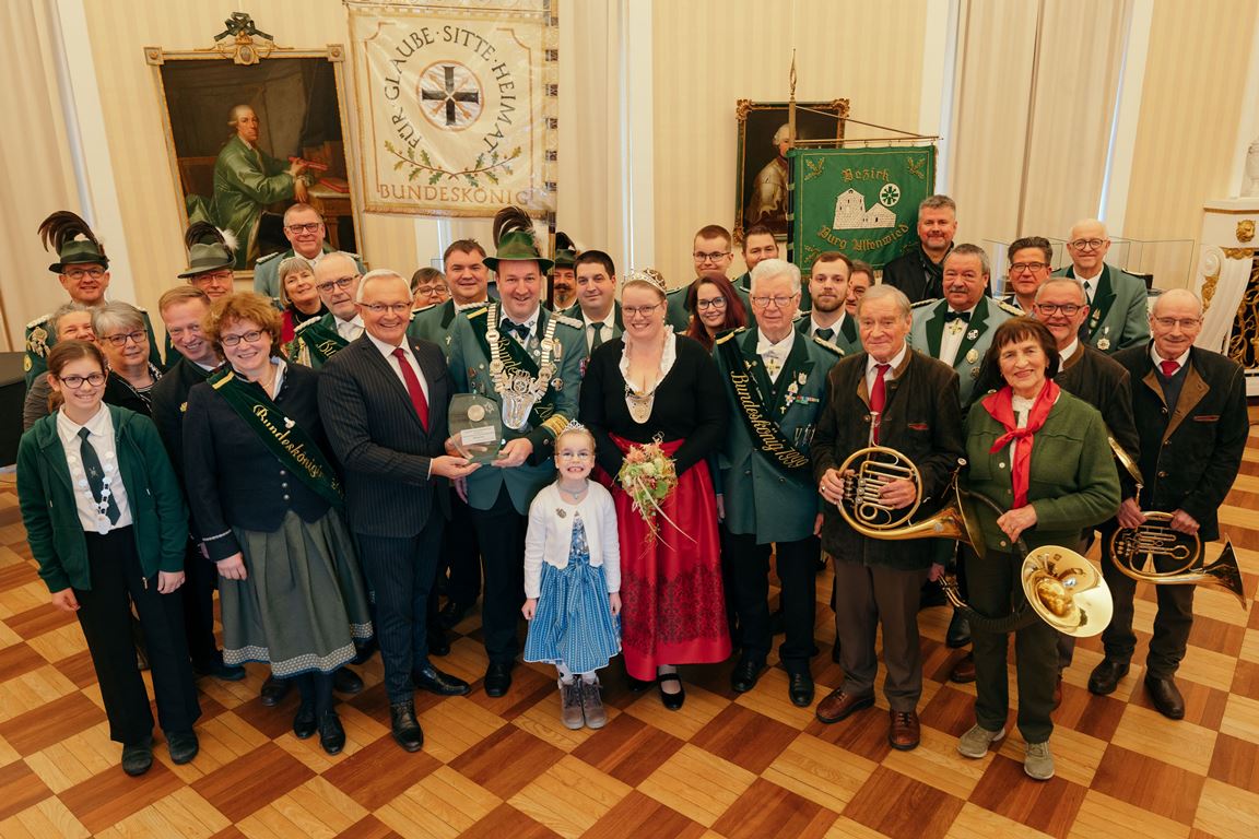 Foto: An dem festlichen Empfang von Landrat Achim Hallerbach für den Bundeskönig 2023/2024 Michael Kaul in Roentgenmuseum nahmen außer dem Bundeskönigspaar mit Familie und Mitgliedern der beiden Bruderschaften auch frühere Bundeskönige und die 1. Bundeskönigin sowie die Bezirksbundesmeister der drei Verbände Linz-Neuwied, Burg Altenwied und Wied im Landkreis Neuwied teil. Foto: Martin Boden/Kreisverwaltung Neuwied