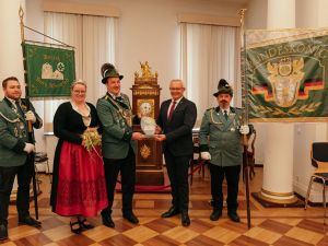 Foto: Als äußeres Zeichen der Anerkennung verlieh Landrat Achim Hallerbach Bundeskönig Michael Kaul eine Glas-Trophäe mit Kreismedaille. Foto: Martin Boden/Kreisverwaltung Neuwied