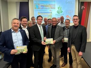 Foto: Bei der gemeinsamen Sitzung von Gesellschafterversammlung und Aufsichtsrat der landkreiseigenen Wirtschaftsförderung-GmbH „WFG“ mit Landrat Achim Hallerbach war der Blick zuversichtlich in das Jahr 2024 gerichtet. Foto: Thomas Herschbach 