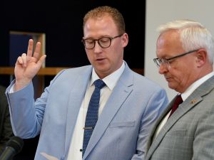 Landrat Achim Hallerbach vereidigte Philipp Rasbach in der jüngsten Sitzung des Kreistages als neuen 1. Kreisbeigeordneten ab dem 1. Mai 2024 und bot ihm eine konstruktive und vertrauensvolle Zusammenarbeit an.