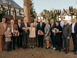 An Ingrid Bieber aus Rheinbrohl, Adalbert Hünerfeld (Kurtscheid), Franz Kneip (Heimbach-Weis) und Rainer Prangenberg (Ehrenberg) verlieh Landrat Achim Hallerbach in Gegenwart der jeweiligen Bürgermeister die Ehrennadel des Landes Rheinland-Pfalz.  Zusammengenommen setzen sich alle vier bereits über 100 Jahre lang für das Gemeinwohl ein. Foto: Martin Boden/Kreisverwaltung Neuwied
