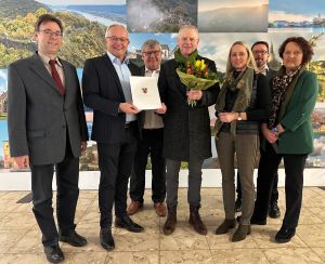 Landrat Achim Hallerbach, der 1. Kreisbeigeordnete Michael Mahlert, der Leitende Staatliche Beamte Martin Jung, Büroleiterin Diana Wonka und der Referatsleiter Personalmanagement, Oliver Honnef, sowie die Personalratsvorsitzende Birgit Eisenhuth verabschiedeten Heinz Frensch mit lobenden Worten in den Ruhestand. Foto: Thomas Herschbach