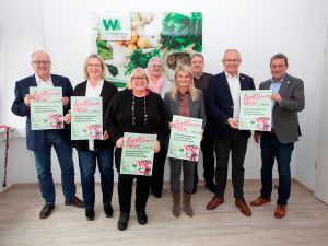 Foto: Präsentieren das Programm der 1. Wir Westerwälder LandFrauen-Messe in Puderbach (v.l.n.r.) : Dr. Peter Enders (Landrat Kreis Altenkirchen), Katja Milad (Vorsitzende LandFrauenverband Neuwied) , Gudrun Franz-Greis (Vorsitzende LandFrauenverband Westerwald),  Heike Kuchhäuser (stellvertretende Vorsitzende LandFrauenverband Frischer Wind e.V. Altenkirchen) Sandra Köster ( Wir Westerwälder), Jörg Hohenadl ( Naturgenuss Partner / Wifö Kreis Neuwied),  Achim Hallerbach (Landrat Kreis Neuwied) und  Achim Schwickert (Landrat Westerwaldkreis). 