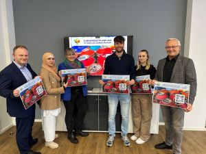 Foto: Stellten des Freizeitplaner 2024 vor: Landrat Achim Hallerbach, Alicia Röhl und Mario Seitz (Big House Neuwied), Simone Höhner & Gjeneta Alijaj (Kreisjugendamt Neuwied) und Oberbürgermeister Jan Einig (von rechts) Foto: Thomas Herschbach