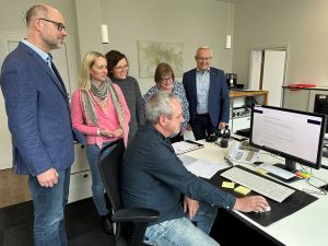 Foto: Die Kreisverwaltung Neuwied wird immer mehr zur digitalen Behörde – ganz neu sind jetzt die Online-Services rund um das Jagdwesen und das Infektionsschutzgesetz. Gemeinsam mit Landrat Achim Hallerbach testeten (von links) Dr. Tobias Esper (Referatsleitung Infektionsschutz), Büroleiterin Diana Wonka, Patricia Jung (Koordinierungsstelle digitale Verwaltung), Joachim Frings (Untere Jagdbehörde, sitzend) und Sabine Hennemann (Gesundheitsverwaltung) das neue Instrumentarium. Foto: Thomas Herschbach