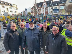 Foto: Friedlich und diszipliniert lief der Protest des Bauern- und Winzerverbandes sowohl vor der Kreisverwaltung, als auch im Vorfeld der Abschlusskundgebung ab.